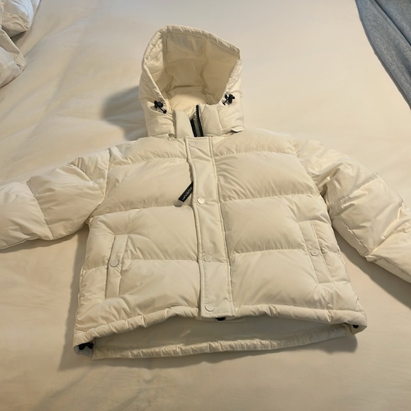 Aritzia White Super Puff The Super Puff™ Shorty - cliMATTE™
$250 - Picture 3 of 8